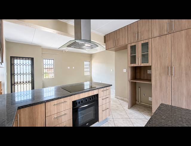 3 BEDROOM TOWNHOUSE FOR SALE IN ALBERTSDAL
